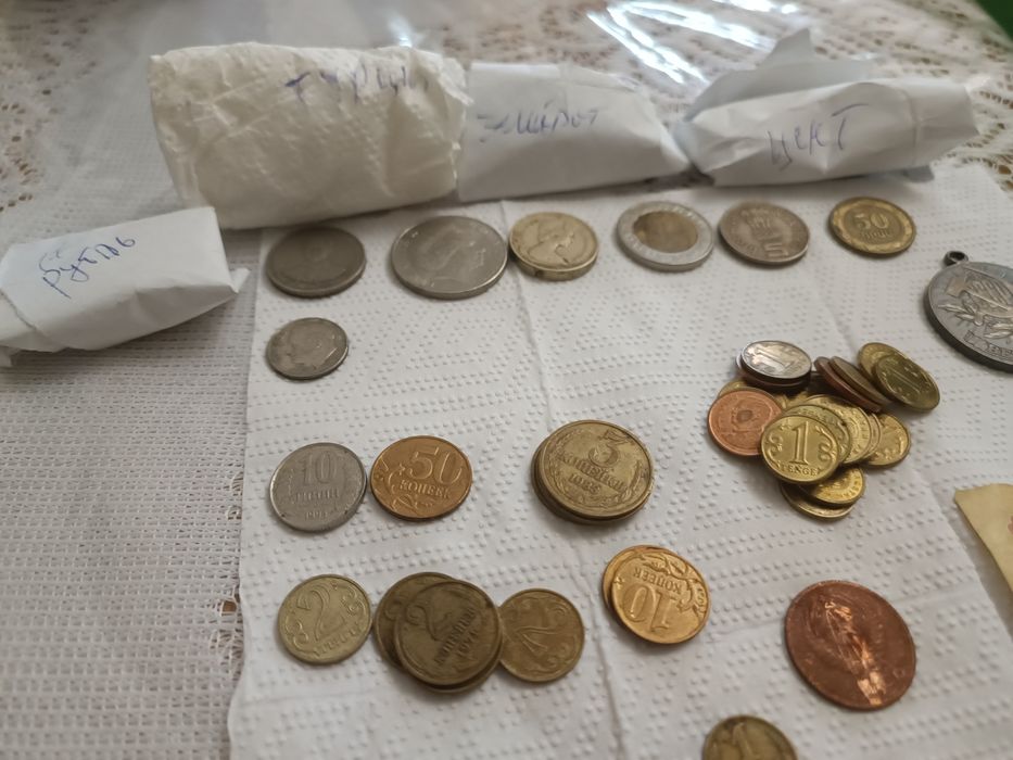 Монеты. Тенге. Рубли.