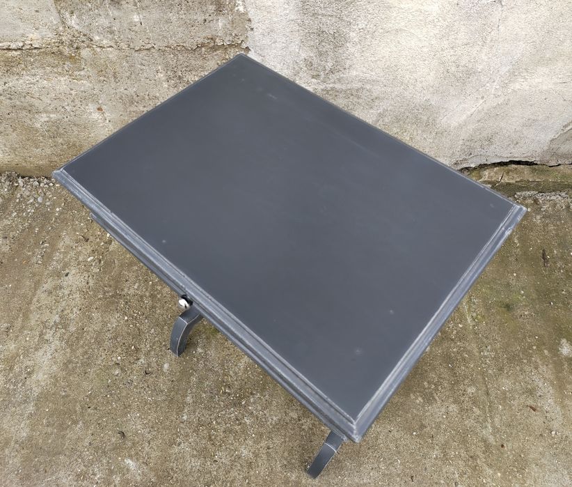 Consolă / Măsuță veche din lemn, reconditionata.
Dimensiuni:  L= 59 cm,  l= 43 cm,  H= 74 cm.
595 lei