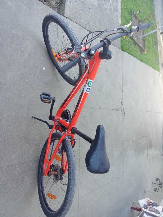 Vând  bicicletă  specialized