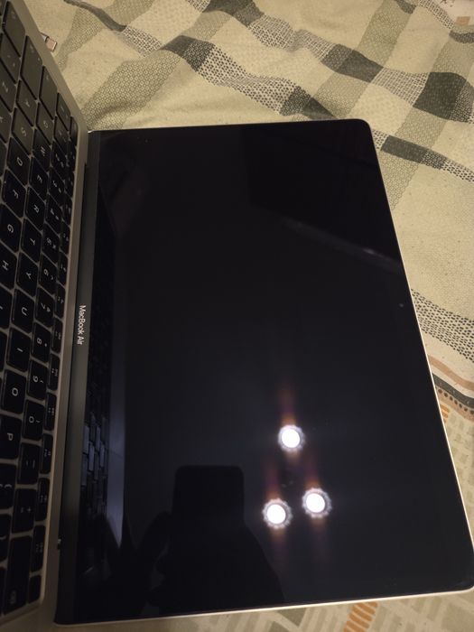Продавам MacBook Air M1 (Silver)