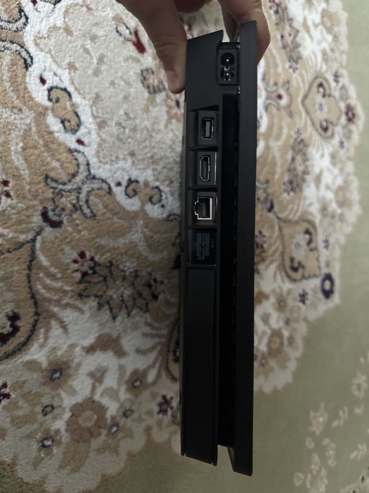 Продам Sony PlayStation 4 Slim + 2 джойстика