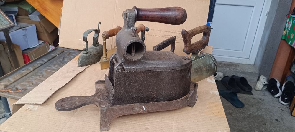 Un vechi fier de călcat pe jar