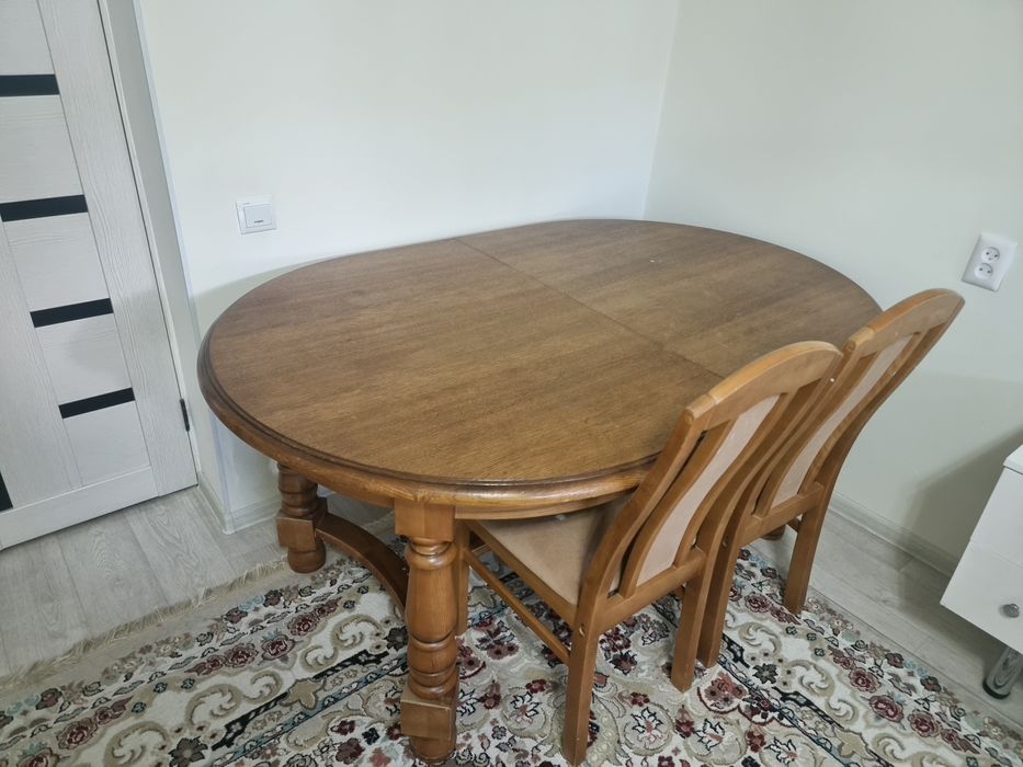 Продам стол со стулями в отличном состоянии.