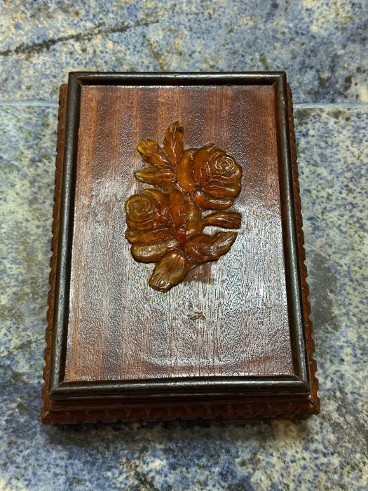 Vând cutie din lemn cu chihlimbar