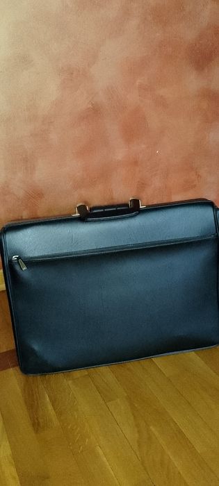 Кожаный портфель.