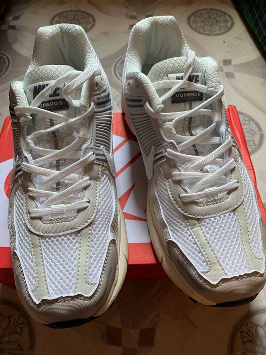 Кроссовки Nike Vomero 5