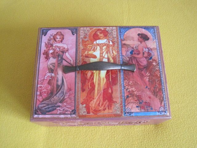 Дървена кутия с капак за спомени