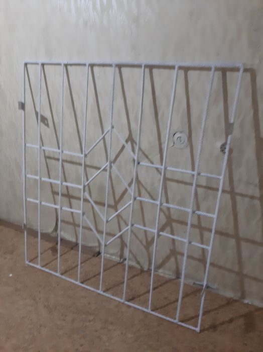 Продам 2 железные решетки .