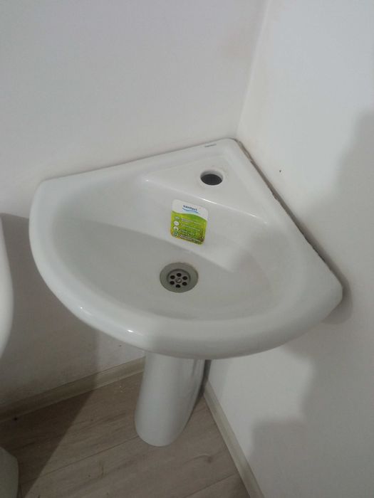 Душевые поддоны+3 рукомойника.