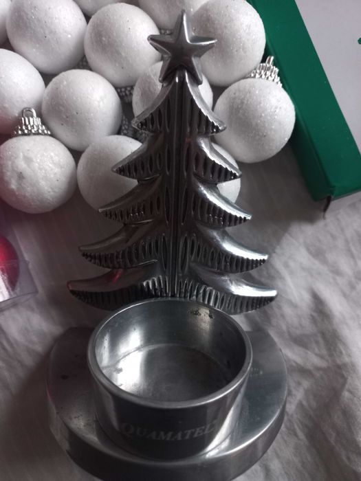 Коледни лампички и коледна декорация