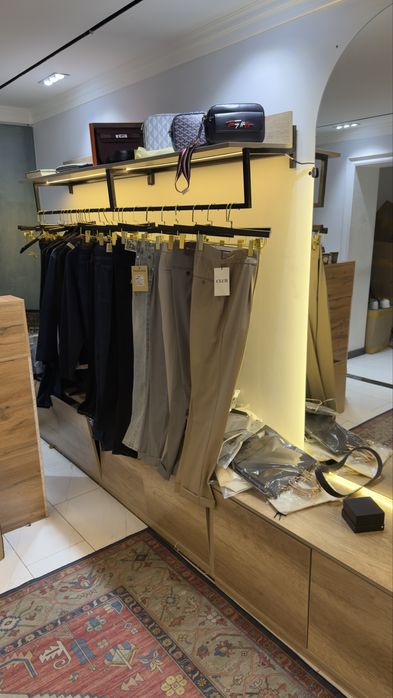 Dokon uchun mebellar stilaj oyna stol shkaf