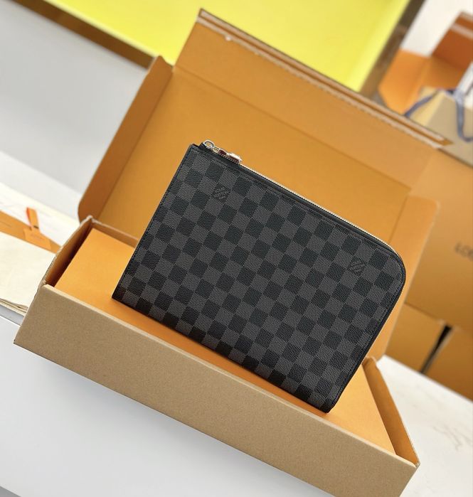 Louis Vuitton клъч / несесер