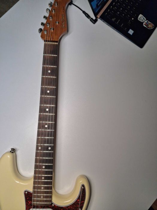 Chitară Electrică Harley Benton ST-62 + Amplificator Boss Katana Mini + Accesorii