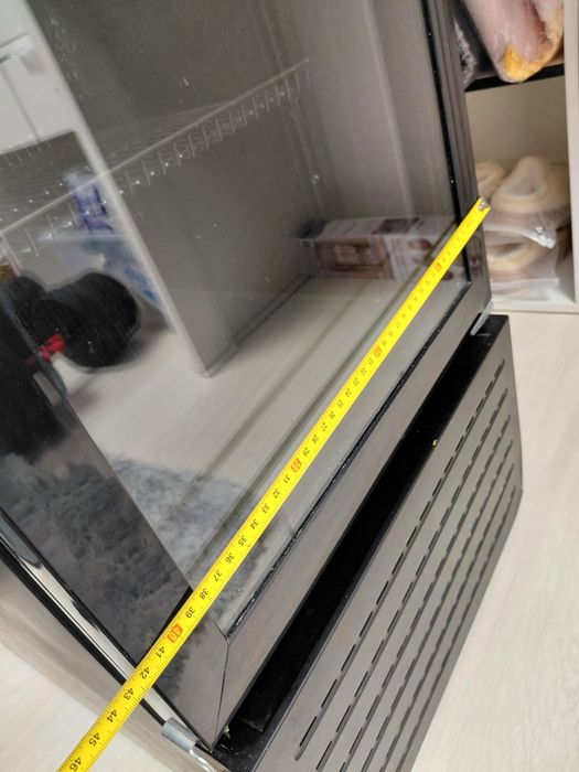 Витринный холодильник для напитков или тортов