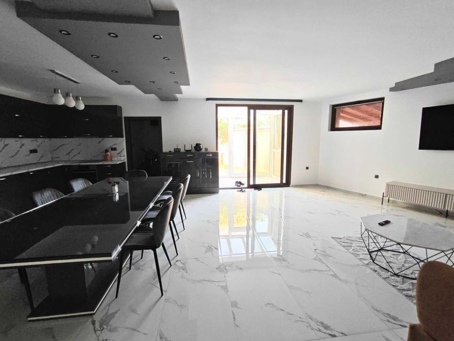 Продава се Четиристаен апартамент в Казанлък - 155 кв.м за 1742 €/кв.м - Снимка #1