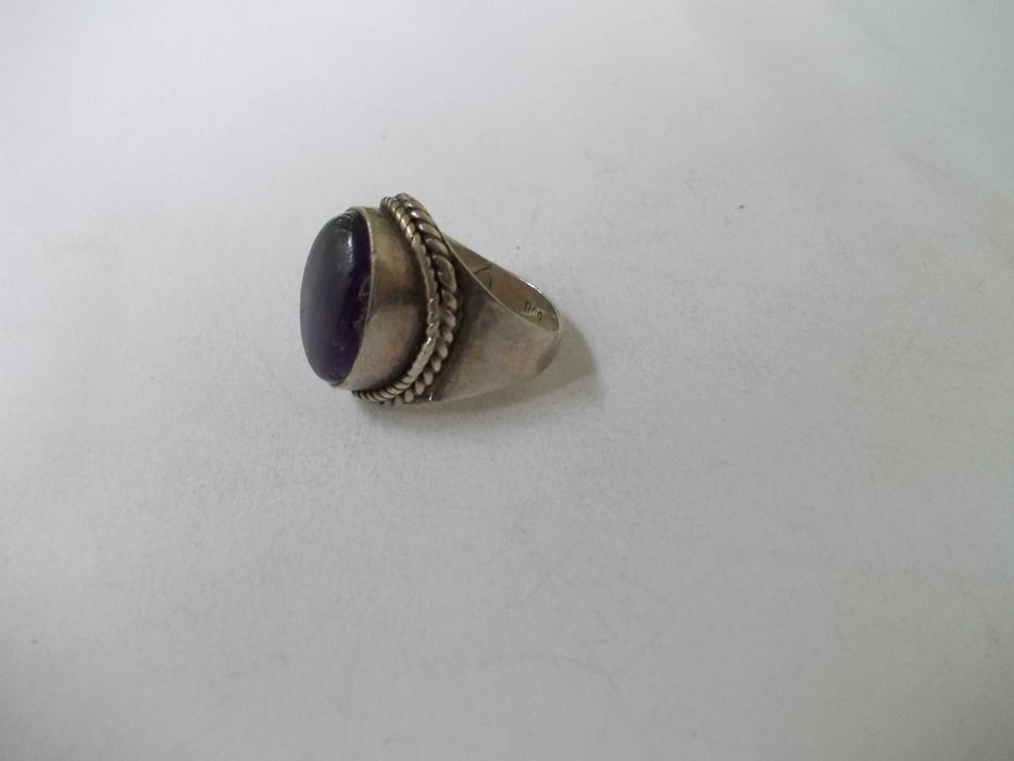 Inel vechi din argint cu piatra mov