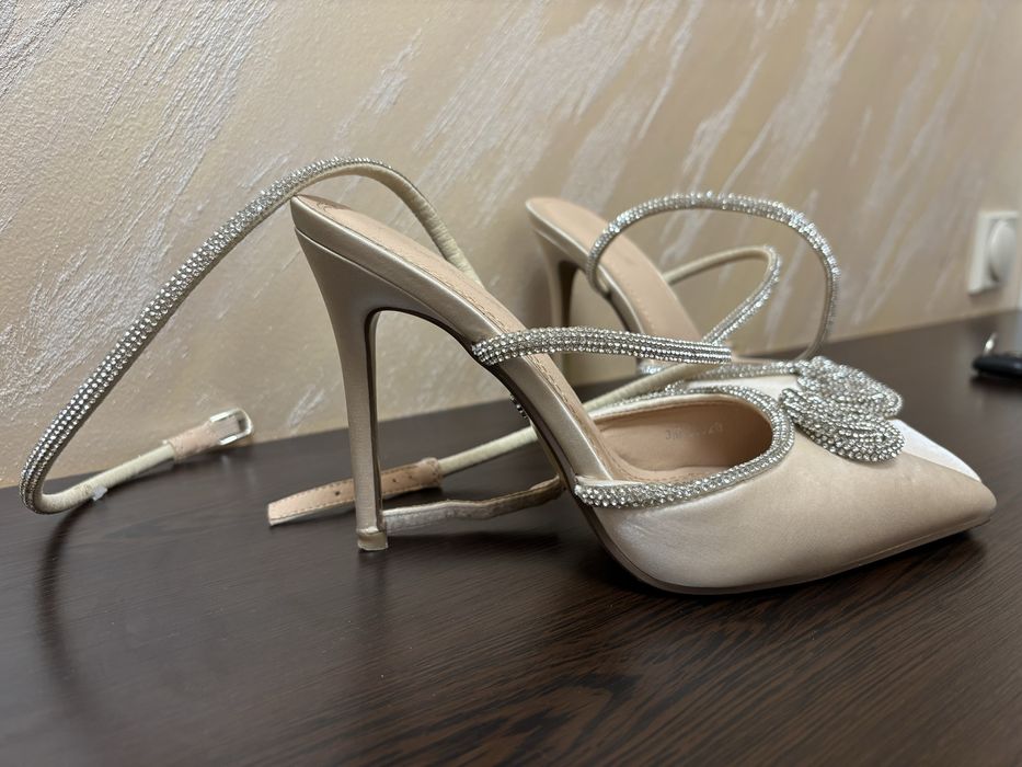 Дамски обувки на висок ток