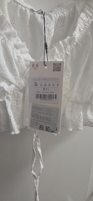 Top scurt Zara marimea S,nou,cu eticheta