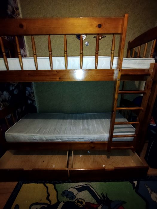 Двухъярусная кровать