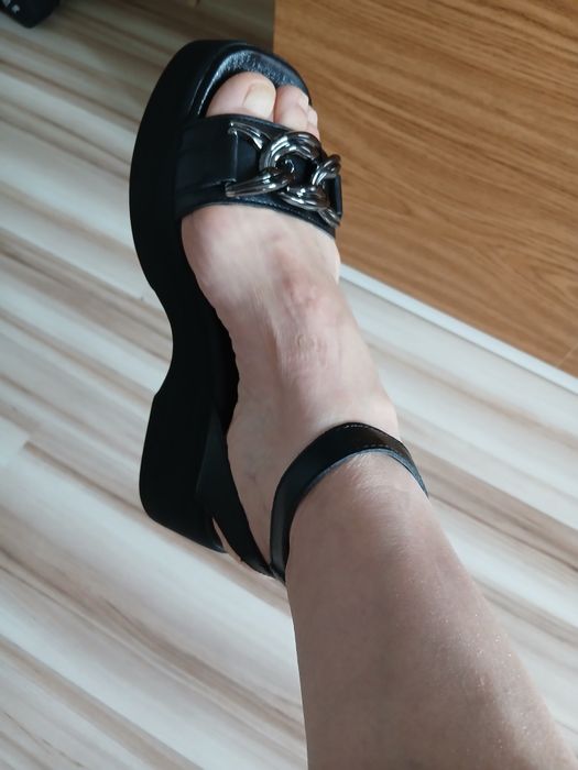 Sandale noi cu eticheta foarte confortabile