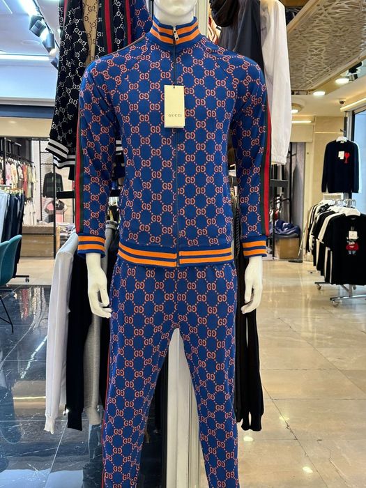 Vand treninguri gucci și Burberry