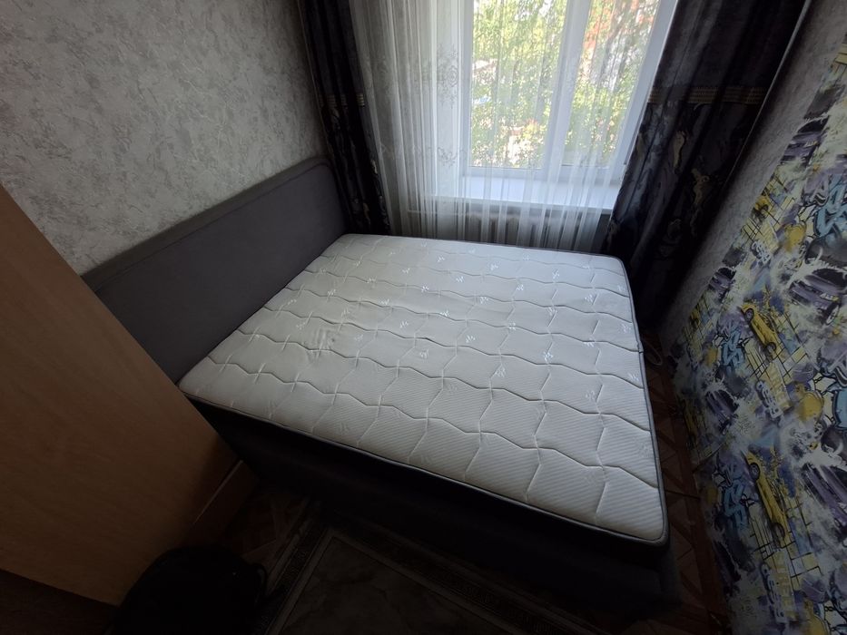 Кровать с матрасом