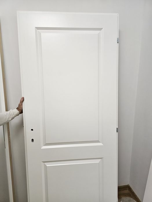 2 uși albe lucioase cu toc .