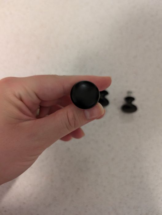 4 butoni negri mâner dulap