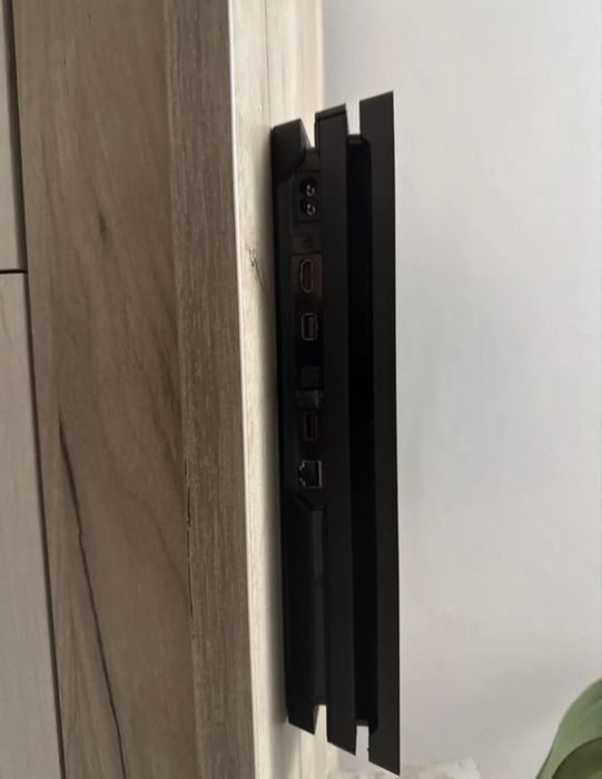 Vand playstation4 pro + 2 manete fara stickdrift