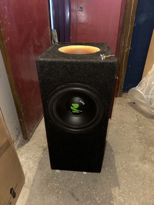 Сабвуфер в автомобиль.