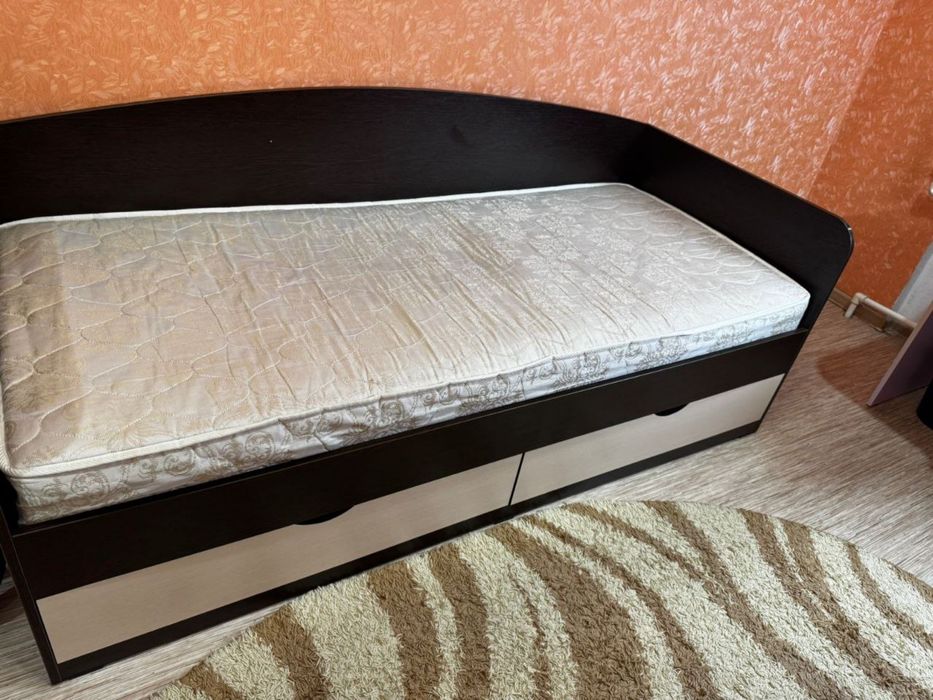 кровать с ящиками и матрас