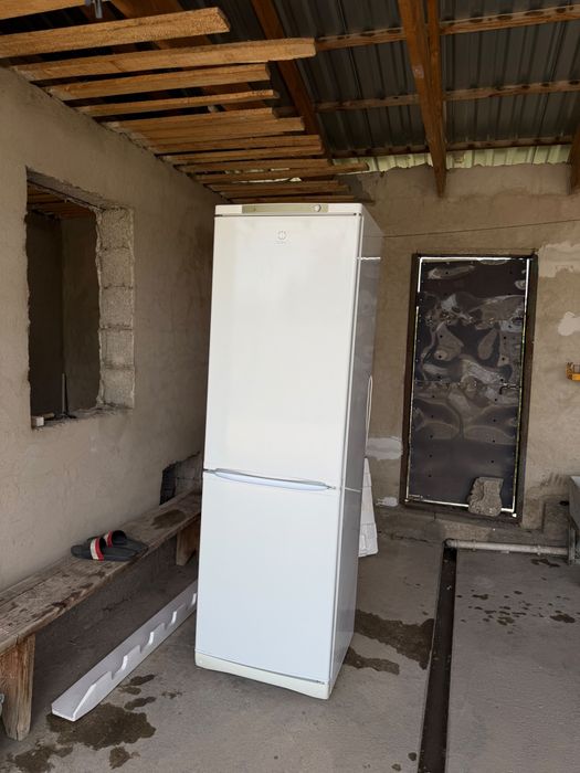 Холодильник Indesit (работает идеально)