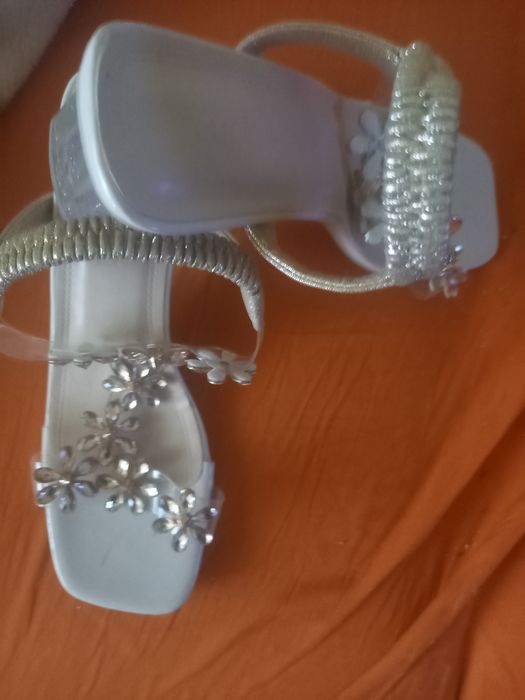 Vând sandale de damă