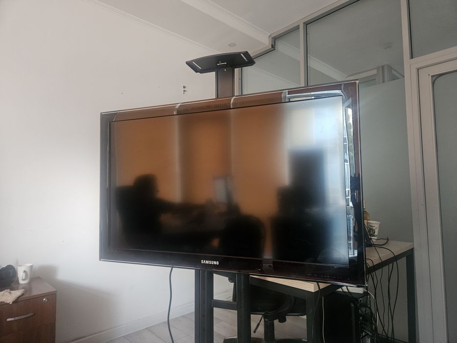 Телевизор Samsung со стойкой