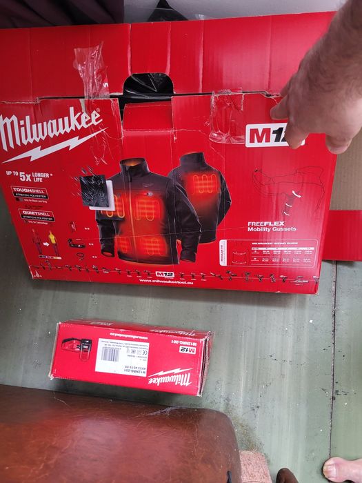 Geaca Milwaukee nou nouta .buna pentru timpul friguros .cu incalzire pe baterii