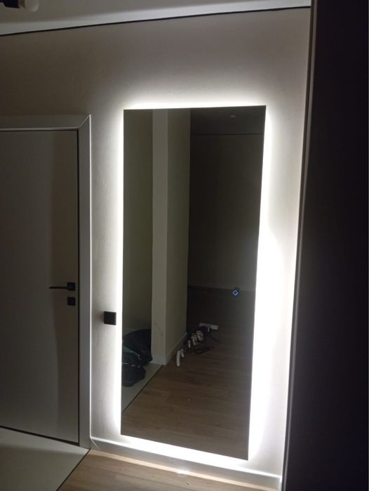 Зеркала с рамками и подсветкой