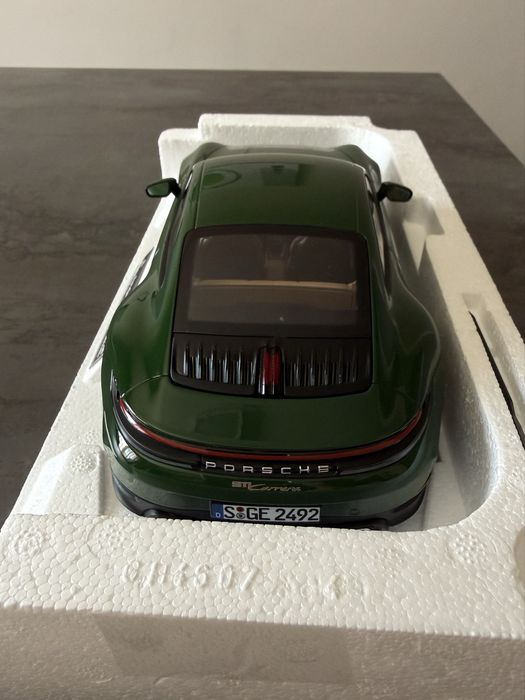 Колекционерски автомобил  Porsche 911 Carrera Irish Green 1:18