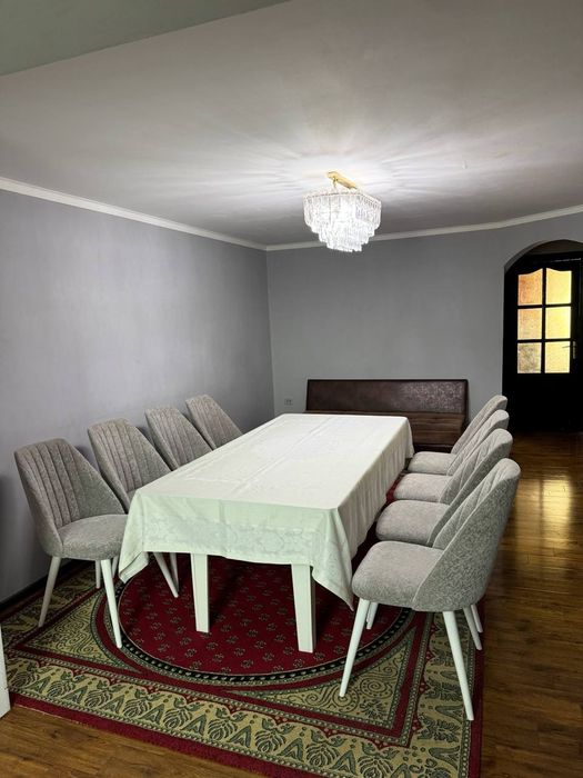 Стол с 8 стульями