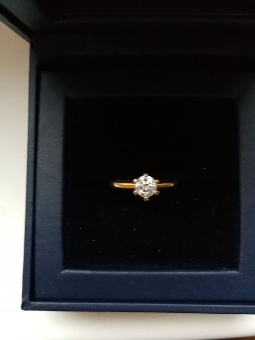 Vând inel cu diamant natural