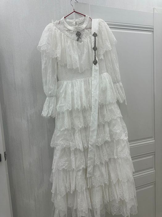 Ақ көйлек сатылады, бір киілген.