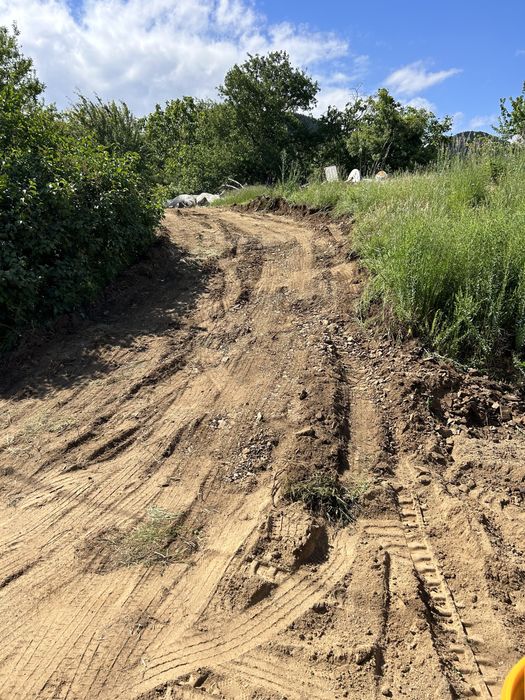 Услуги с мини багер и тристранен самосвал.