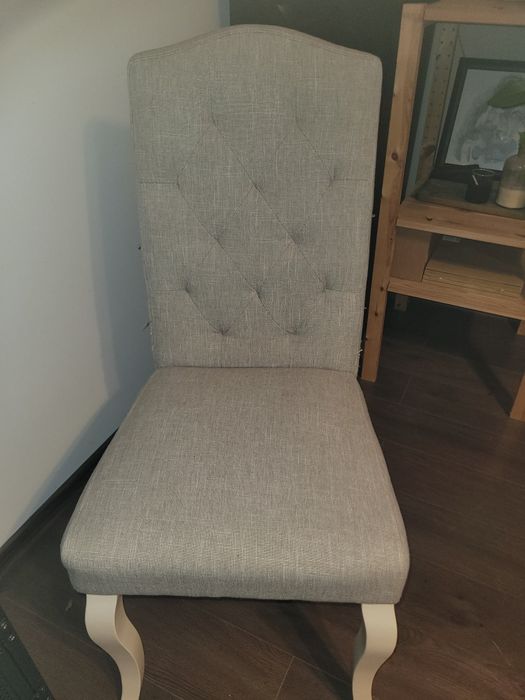 Vând masă și 6 scaune lemn masiv ,ALB.