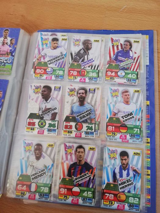 Продавам албум с футболни карти