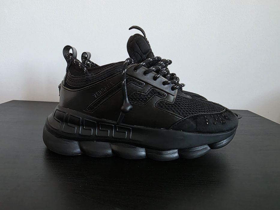 Vând adidași Versace Chain Reaction – Triple Black, mărimea 42.
Sunt p