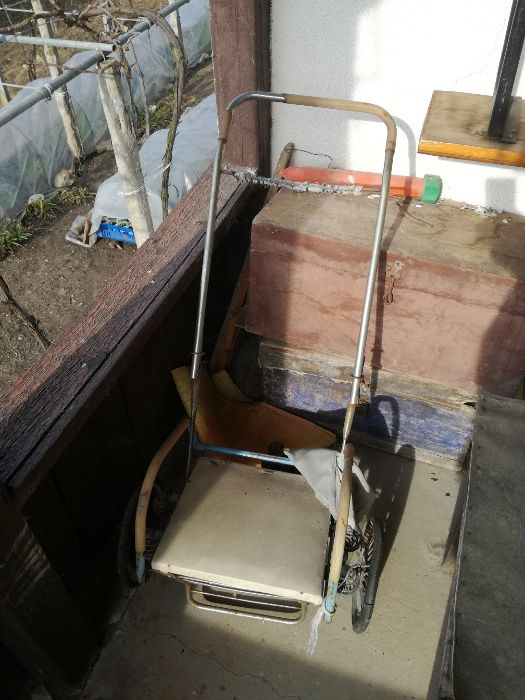 продавам детска лятна количка от 1970 г, малко е поразбрицана