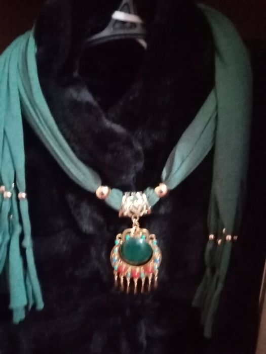 Шарф с украшением, новый