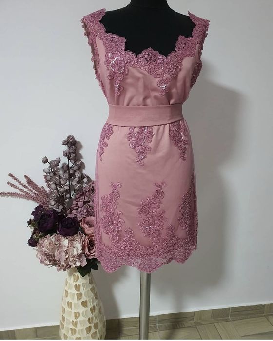Rochie pentru ocazii speciale din dantela brodata, cu cordon propriu