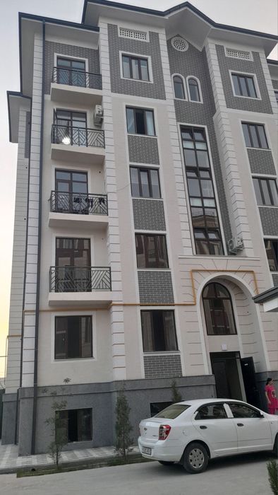 Yangi qurilgan uydan ijaraga xonadon bor. Qarshi shahri markazida.