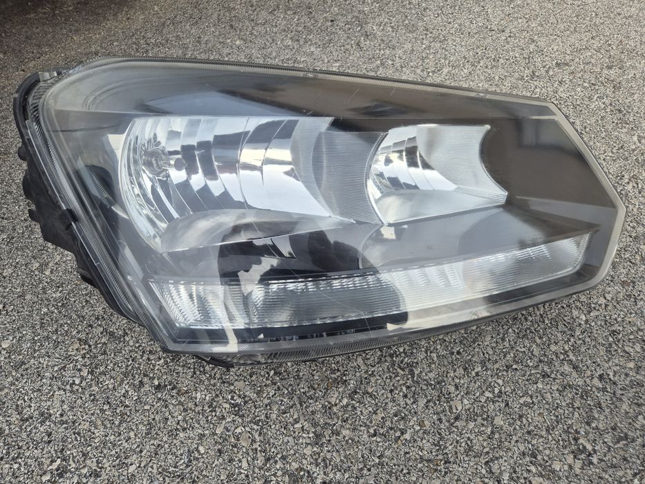 Десен фар Skoda Yeti фарове Шкода Йети