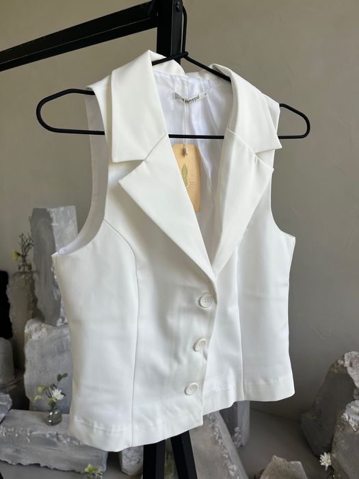 Дамска жилетка бяла
